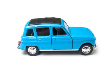 Mavi Renault 4 minyatür oyuncak, 70 'lerin ünlü arabası beyaz arka planda. 