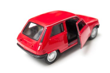 Beyaz arkaplanda kırmızı renault 5 minyatür oyuncak 
