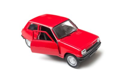 Beyaz arkaplanda kırmızı renault 5 minyatür oyuncak 