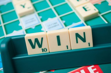 Scrabble oyunundaki plastik harfler kelime oluşturur: kazan