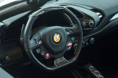 Gösterge paneli Ferrari 488 'de perakende satış salonunda örümcek var