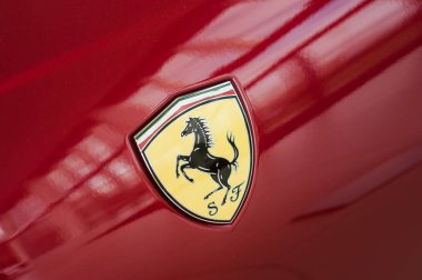 Ferrari logosu Ferrari perakende galerisindeki kırmızı spor arabada. 