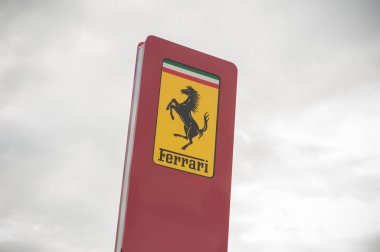 Ferrari logosu ferrari perakende galerisinde.
