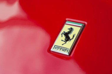 Ferrari logosu Ferrari perakende galerisindeki kırmızı spor arabada. 