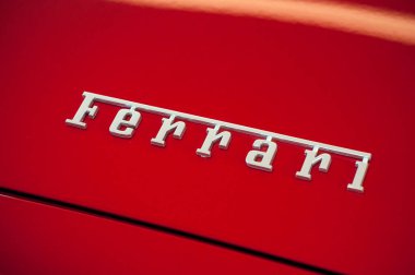  Ferrari markası ferrari perakende galerisindeki kırmızı spor arabada. 