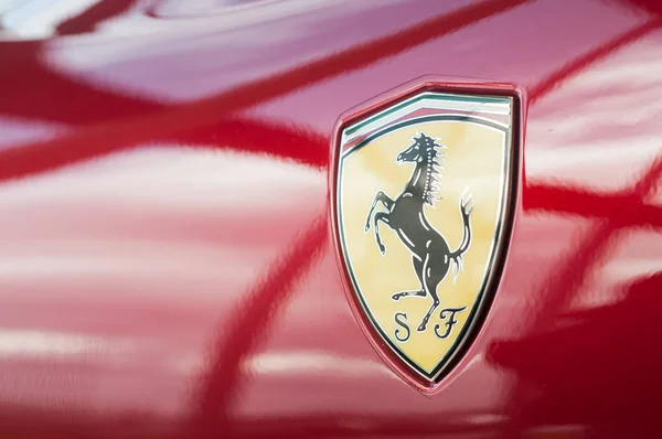 Logo Ferrari en coche deportivo rojo en ferrari sala de exposición minorista — Foto de Stock