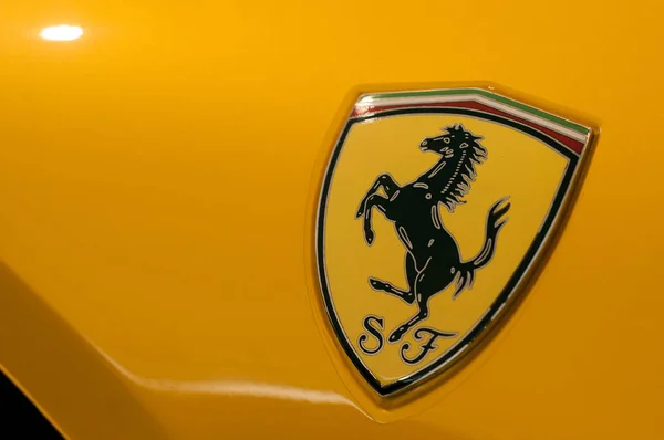 Logo Ferrari en coche deportivo amarillo en ferrari showroom minorista — Foto de Stock