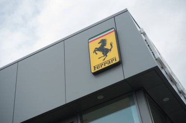  Ferrari logosu ferrari perakende satış mağazasının önünde.