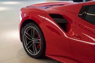 Ferrari 'nin Ferrari perakende satış mağazasındaki kırmızı önü. 