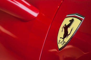 Ferrari logosu Ferrari perakende galerisindeki kırmızı spor arabada. 