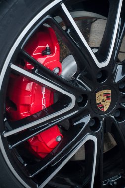 Porsche spor araba tekerlek kırmızı ara closeup