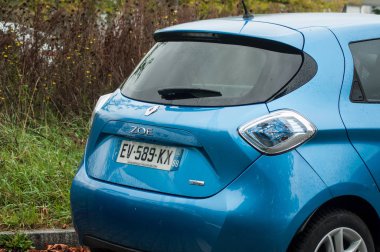 Mavi Renault Zoe elektrikli arabasının arka görüntüsü sokağa park edilmiş.