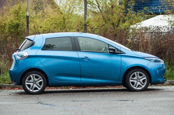 Προβολή του μπλε Renault Ζωή ηλεκτρικό αυτοκίνητο σταθμευμένο στο δρόμο — Φωτογραφία Αρχείου