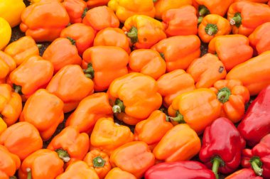 Markette portakal biberi yığını var. 