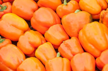 Markette portakal biberi yığını var. 