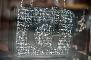 Gucci markasının siyah el çantası lüks moda mağazasında.