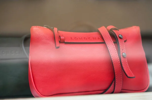 Bolso de cuero rojo de la marca Longchamp en la tienda de moda de lujo — Foto de Stock