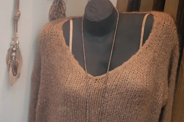 Primer plano de jersey de lana marrón en maniquí en tienda de moda —  Fotos de Stock