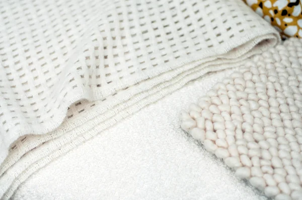 Primo piano di coperta beige sulla struttura del letto — Foto Stock