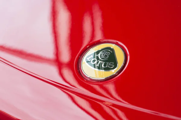Logotipo en rojo Lotus Elise en la sala de exposición minorista —  Fotos de Stock