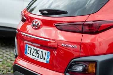 Kırmızı Hyundai Kona perakende satış mağazasının arka görüntüsü