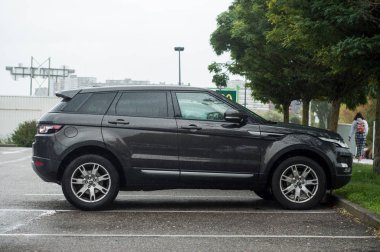 Black Land Rover 4x4 Yağmurlu bir günde sokağa park edilmiş