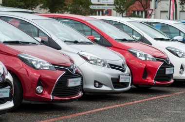 Perakende galerisindeki Toyota arabalarının görüntüsü