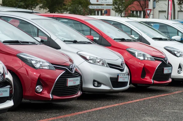 Vista do alinhamento de carros toyota no showroom varejista — Fotografia de Stock