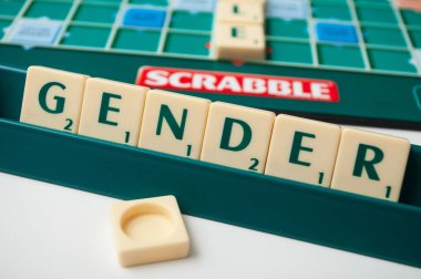 Scrabble oyunundaki plastik harfler cinsiyet kavramını oluşturuyor. 