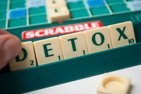 Plastikowe litery na Scrabble gra planszowa tworząca słowo: Detox — Zdjęcie stockowe