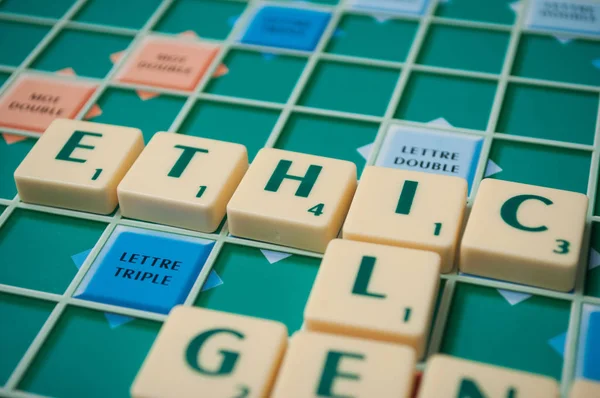 Пластиковые буквы на Scrabble настольная игра, образующая слово: Этика — стоковое фото