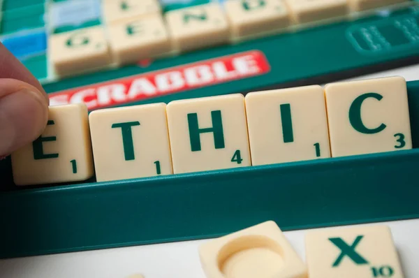 Пластиковые буквы на Scrabble настольная игра, образующая слово: Этика — стоковое фото