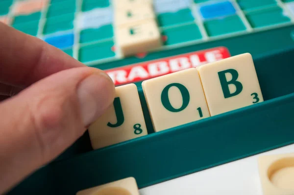 Lettres en plastique sur Scrabble jeu de société formant le mot : Job — Photo