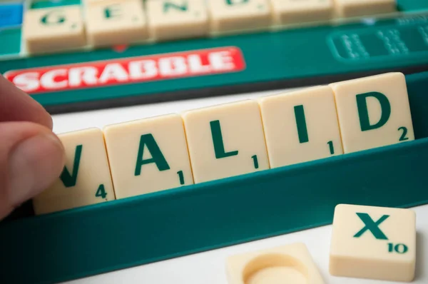 Plastic letters op scrabble bordspel vormen het woord: Geldig — Stockfoto