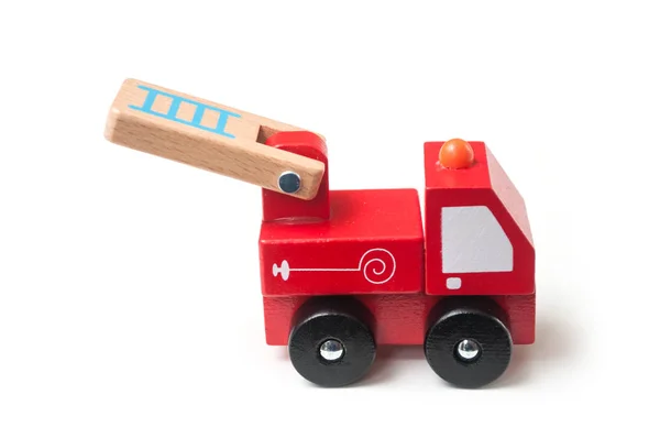Fechar o brinquedo em miniatura, caminhão de bombeiros de madeira no fundo branco — Fotografia de Stock