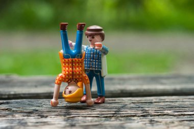  Açık havada spor yapan hareketli karakterler