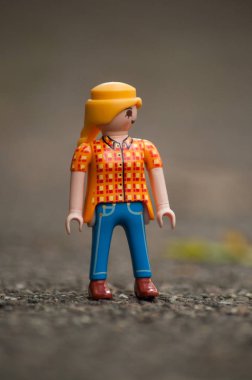 Açık havada yolda duran oyun karakteri