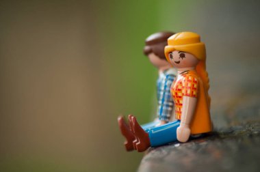 Dışarıdaki ağaç gövdesine tırmanan oyun karakterleri
