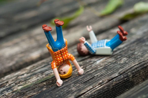 Спортивные фигурки Playmobil на открытом воздухе — стоковое фото