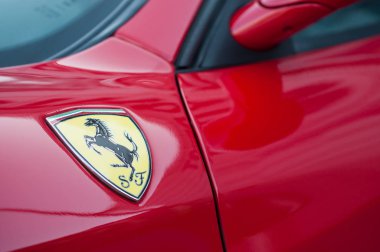 Ferrari logosu kırmızı Ferrari 360 Modena caddeye park etmiş.
