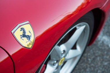 Ferrari logosu kırmızı Ferrari 360 Modena caddeye park etmiş.
