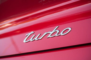  Kırmızı Porsche 911 turbolarındaki turbo tabela sokağa park edilmiş.