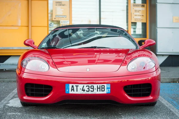 Vista frontal de Ferrari vermelho 360 Modena estacionado na rua — Fotografia de Stock