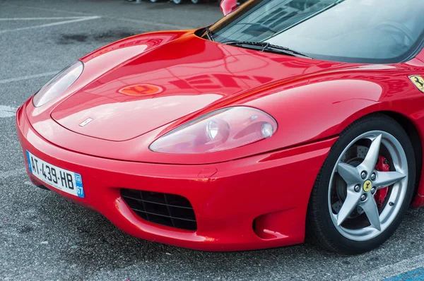 Framsidan av röd Ferrari 360 Modena parkerad på gatan — Stockfoto