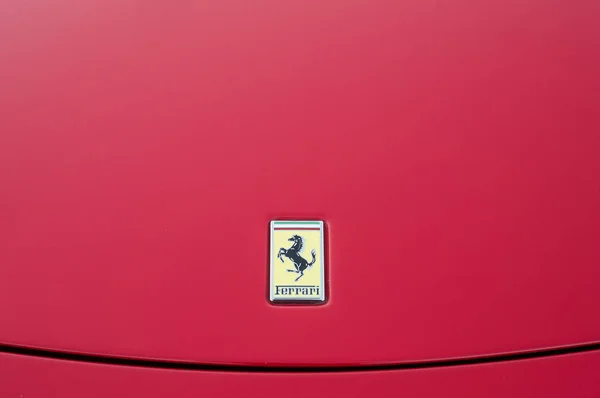 Logotipo Ferrari no carro dianteiro esporte vermelho estacionado na rua — Fotografia de Stock