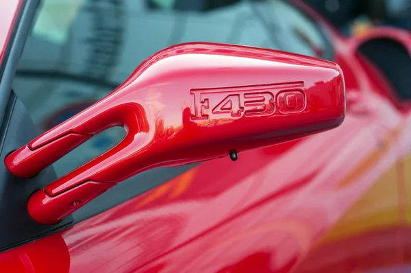 F430 cartello sullo specchio della Ferrari rossa F430 parcheggiata in strada — Foto Stock