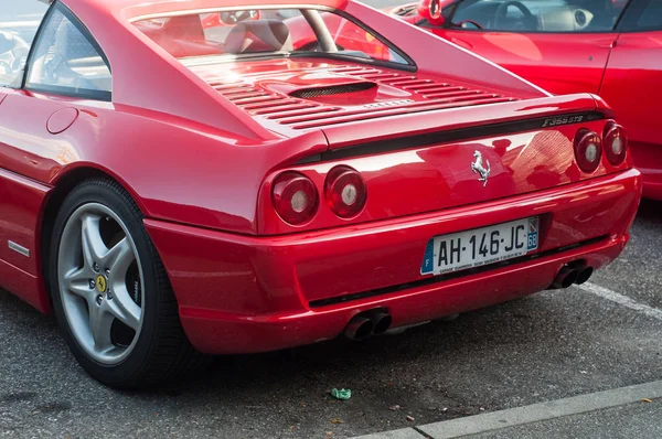 赤フェラーリ355 GTのリアビューが通りに駐車 — ストック写真