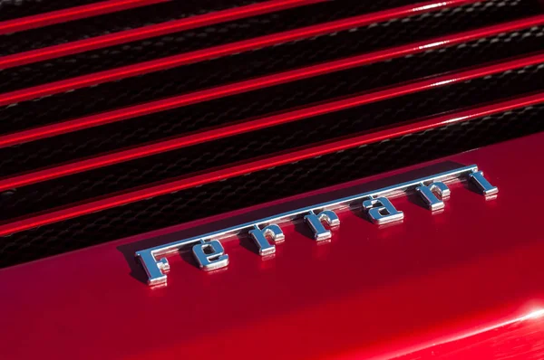 Logo Ferrari en coche deportivo rojo vista trasera estacionado en la calle — Foto de Stock