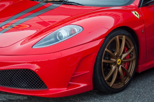 Vista frontal de Ferrari F430 vermelho estacionado na rua — Fotografia de Stock