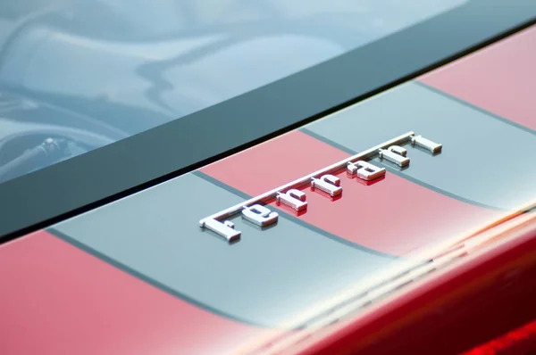Logo Ferrari su auto sportive rosse vista posteriore parcheggiata in strada — Foto Stock